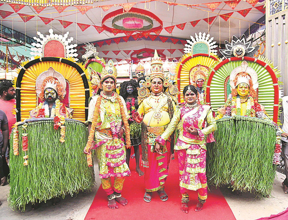 గలల బడ వషలల భకతల సదడ Crowd of devotees in Golla and Banda