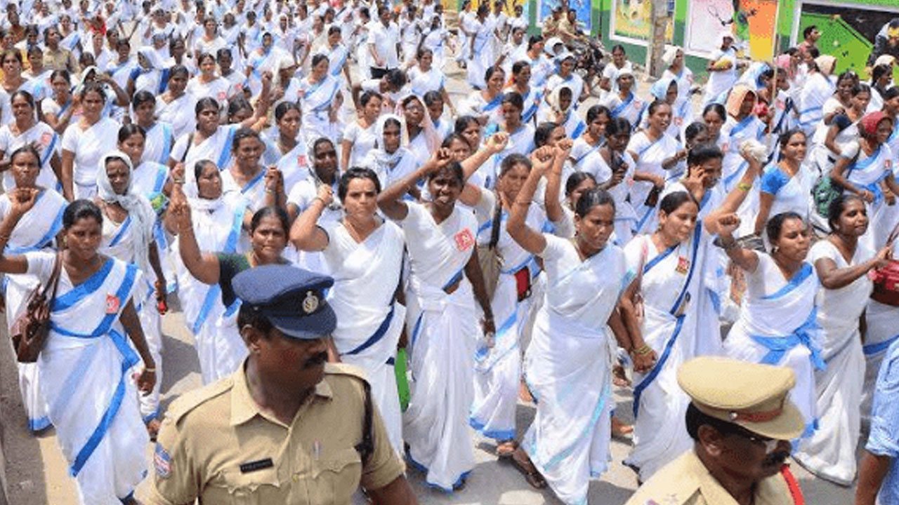 TS News టయక బడ వదద ఆశవరకరల ధరన Asha workers dharna at