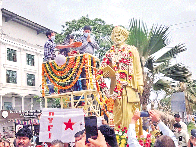 ఘనంగా మహాత్మా జ్యోతి రావు ఫూలే  జయంతి వేడుకలు