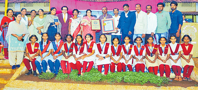 విద్యార్థినులు సాహితీవేత్తలుగా ఎదగాలి : డీఈవో