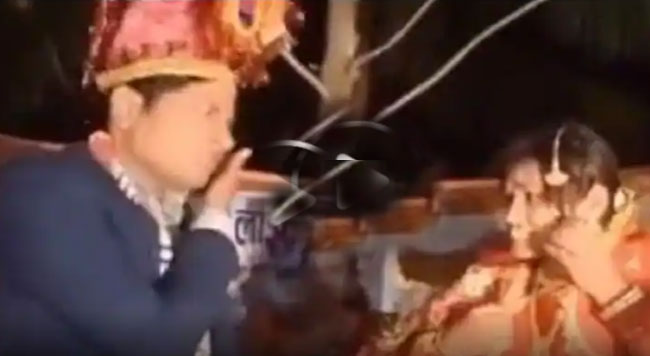 Viral Video: వేదికపై నవవధూవరులు చేసిన పనికి బంధువులు షాక్!