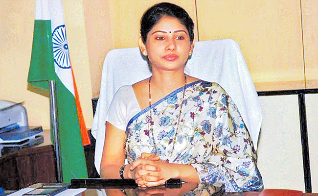 ఆ 15 లక్షలు స్మితా సబర్వాల్‌ కట్టాల్సిందే