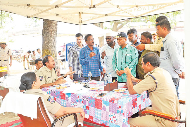 మొయినాబాద్‌ పీఎ్‌సలో వాహనాల వేలం