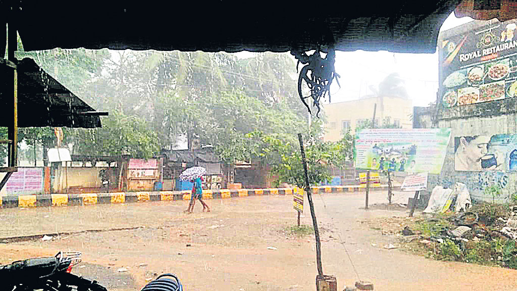 నర్సీపట్నం, నాతవరంలలో కుండపోత వర్షం