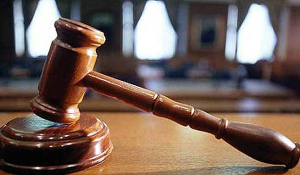 బాలుడి పెదాలపై ముద్దు పెట్టడం, కావలించుకోవడం వికృత లైంగిక నేరాలు కావు : Bombay High Court