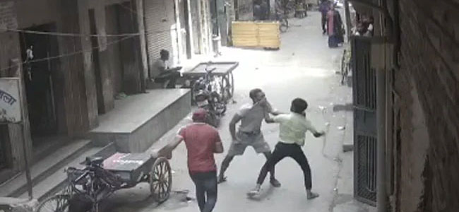 Delhi Criminals : ఓ వ్యక్తిని దారుణంగా గొంతు కోసి హత్య చేసిన అన్నదమ్ములు