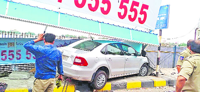 బస్టాప్లోకి దూసుకెళ్లిన కారు