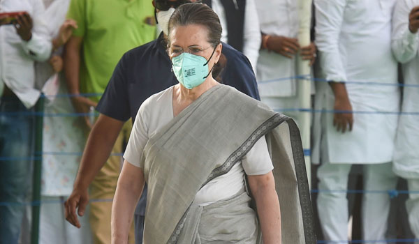 Sonia Gandhi శ్వాసకోశంలో ఫంగల్ ఇన్ఫెక్షన్.. చికిత్స కొనసాగుతోంది: Congress