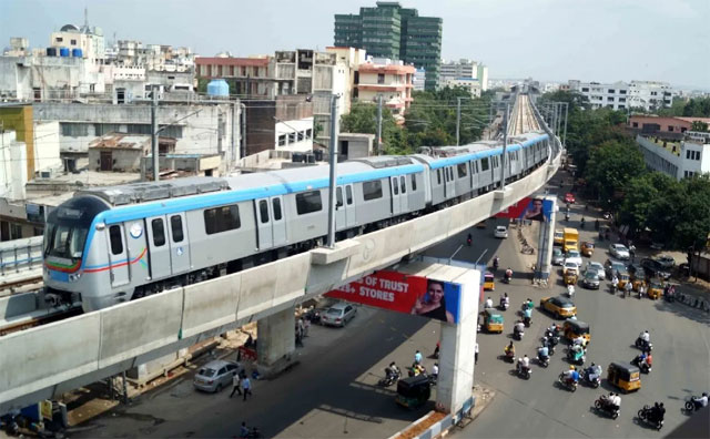 Hyderabad: నిలిచిన Metro సర్వీసులు