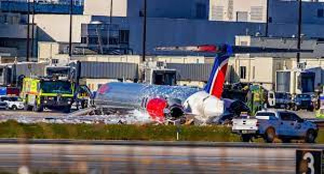 మియామి Airportలో Red Air విమానం crash lands