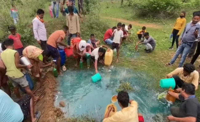 Viral Video: ఆ ఊరి ప్రజలను వరించిన అదృష్టం.. గ్రామ పరిసరాల్లో Diesel pond.. లీటర్ల కొద్దీ డీజిల్‌ను ఫ్రీగా తోడుకున్న జనం!