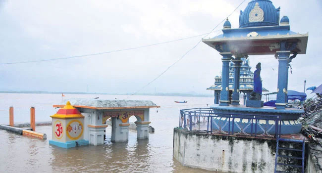 Bhadrachalam: భద్రాచలం దగ్గర గోదావరి నది మహోగ్రరూపం