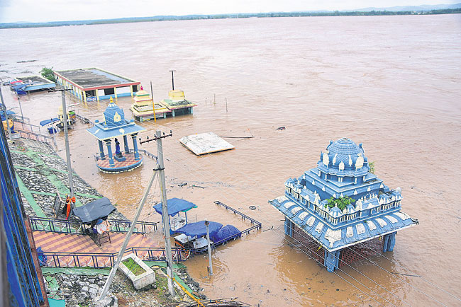 floods: జలదిగ్బంధంలో భద్రాచలం