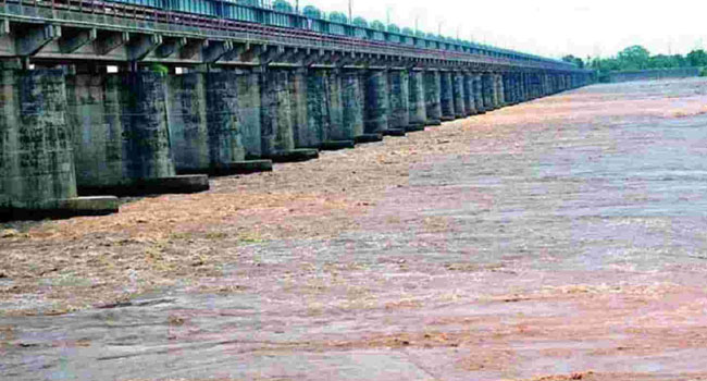 floods: ధవళేశ్వరం బ్యారేజీ దగ్గర మూడో ప్రమాద హెచ్చరిక