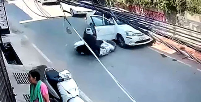Accident Video: స్కూటీపై వెళ్తున్న కుర్రాడు.. ఆగి ఉన్న కారు డ్రైవర్ చేసిన ఒక్క మిస్టేక్‌తో ప్రాణం పోయిందిలా..!