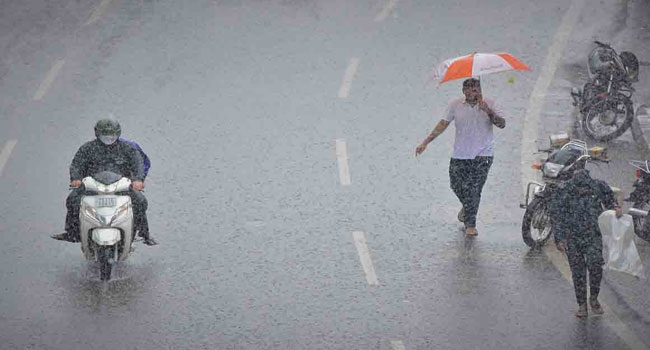 Heavy Rain: హైదరాబాద్‌లో ఎడతెరపి లేకుండా కురుస్తున్న వర్షం