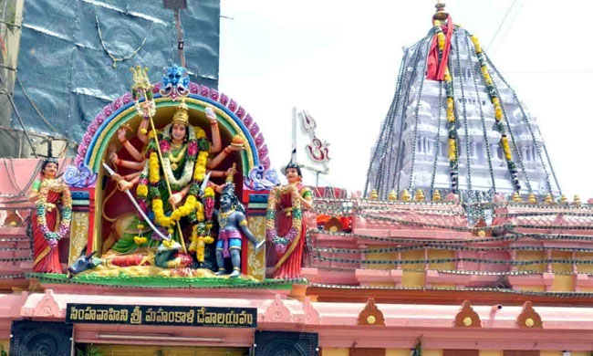 భక్తులతో కిక్కిరిసిన లాల్⁬దర్వాజ మహంకాళి ఆలయం
