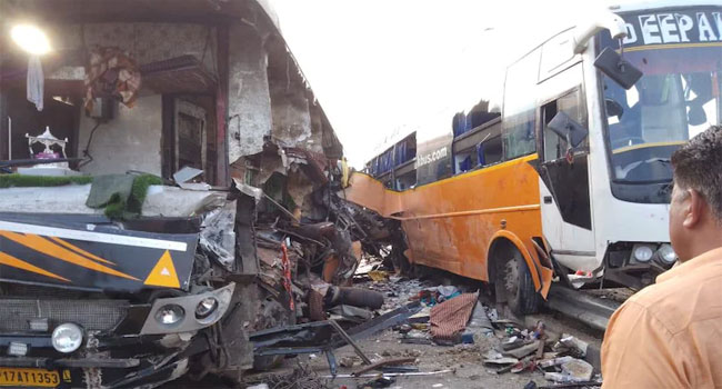 bus accident : పూర్వాంచల్ ఎక్స్‌ప్రెస్ వేపై ఢీకొన్న బస్సులు...8 మంది మృతి, పలువురికి గాయాలు