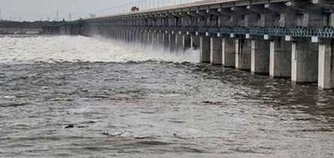 Flood flow: ఎల్లంపల్లి ప్రాజెక్ట్‌కు వరద ప్రవాహం, 15 గేట్లు ఎత్తివేత