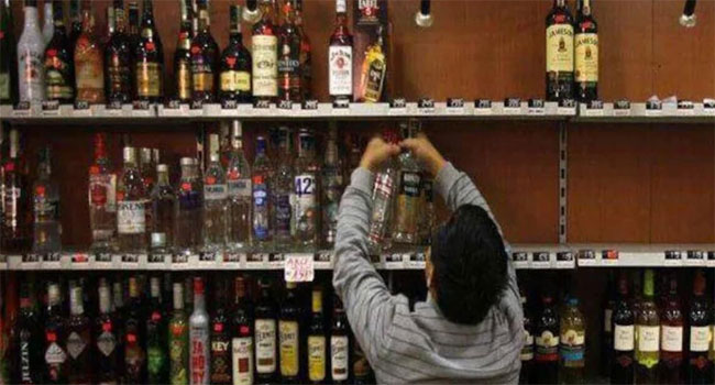 liquor shortage: ఢిల్లీలో 468 దుకాణాల మూసివేత...కొత్త ఎక్సైజ్ పాలసీతో మద్యం కొరత