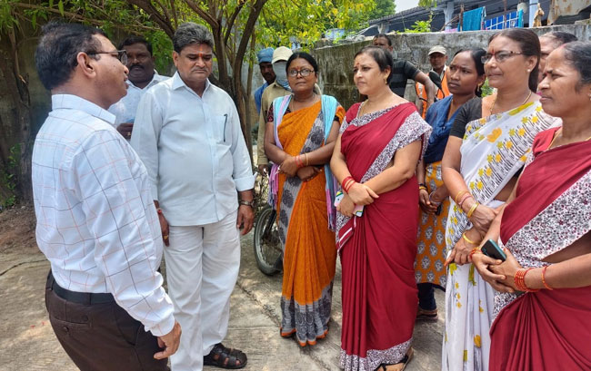 యైుటింక్లయిన్ కాలనీలో పర్యటించిన మున్సిపల్ కమిషనర్