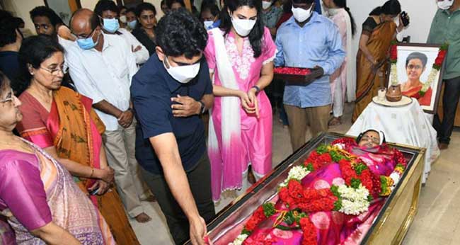 funeral: కాసేపట్లో ఉమామహేశ్వరి భౌతికకాయానికి మహాప్రస్థానంలో అంత్యక్రియలు