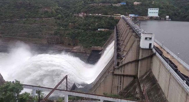 Srisailam Reservoir: శ్రీశైలం జలాశయం రెండు గేట్లు ఎత్తివేత