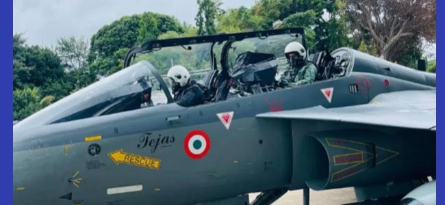 Indian Made Fighter Jet : మన దేశంలో తయారైన యుద్ద విమానంలో ప్రయాణించిన వాయు సేన చీఫ్