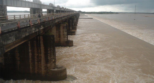Godavari flood: ధవళేశ్వరం దగ్గర రెండో ప్రమాద హెచ్చరిక జారీ