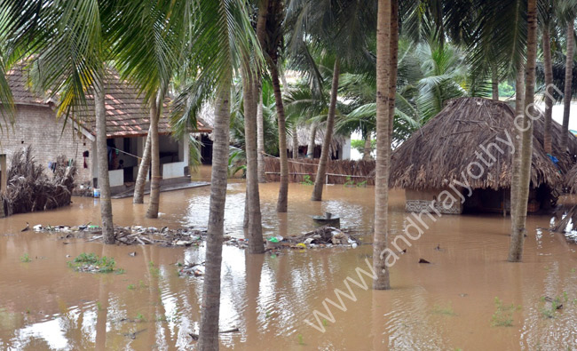 floods: పోటెత్తుతున్న గౌతమి, వశిష్ట, వైనతేయ నదులు
