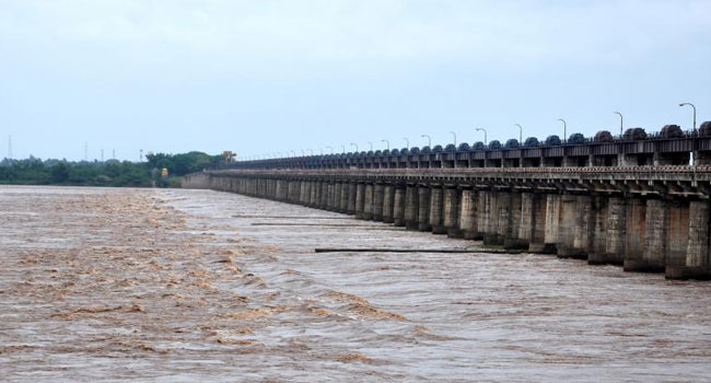 floods: ధవళేశ్వరం బ్యారేజ్‌ దగ్గర వరద ఉధృతి