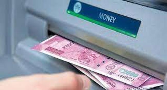 ATM Cash Withdrawal: ఏటీఎం వినియోగదారులకు బ్యాంకుల షాక్