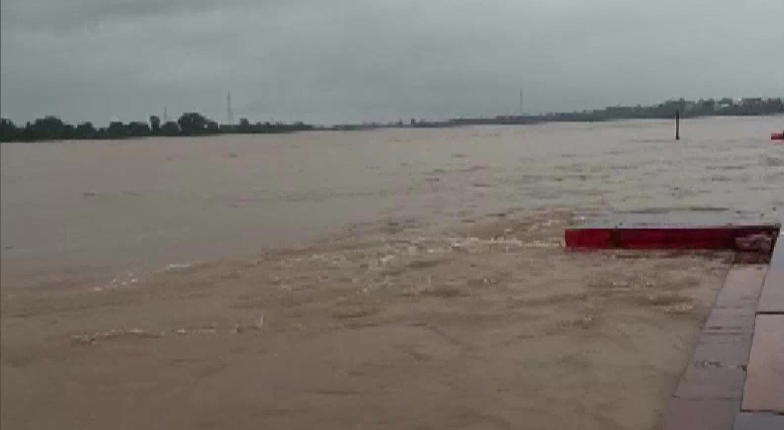 Flood alerts issued: పలు రాష్ట్రాల్లో డేంజర్ లెవెల్‌లో ప్రవహిస్తున్న నదులు...అలర్ట్