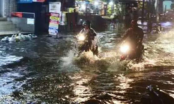 Heavy rain: చెన్నైలో అర్ధరాత్రి భారీ వర్షం