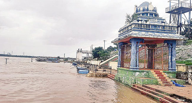 floods: భద్రాచలం దగ్గర తగ్గుముఖం పట్టిన గోదావరి