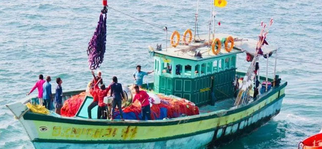 Fishing trawler: సముద్రంలో మునిగిన పడవ.. 18 మంది మత్స్యకారుల గల్లంతు