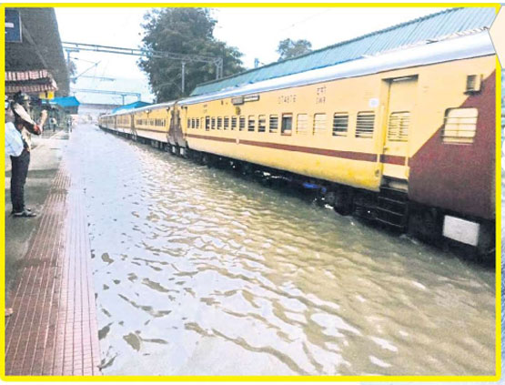 Heavy rain: బెంగళూరు - మైసూరు మధ్య రాకపోకలకు అంతరాయం