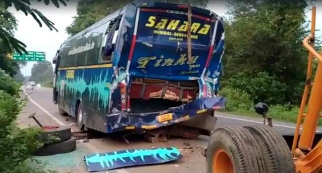 truck hits bus: యూపీలో ఘోర రోడ్డు ప్రమాదం...నలుగురి మృతి