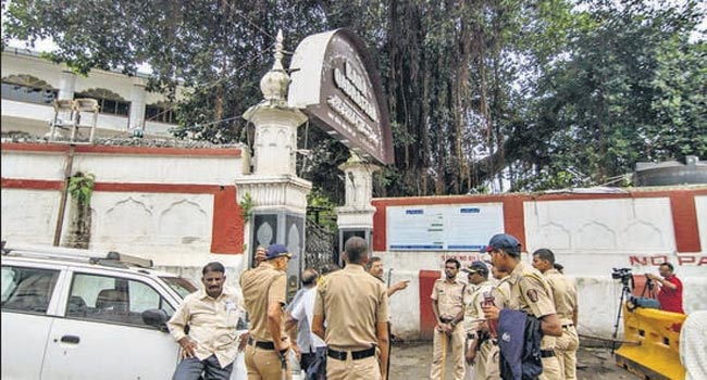 Mumbai bomb blast: యూకూబ్ మెమన్ సమాధి అలంకరణ...బాధ్యులపై సీఎం చర్యలు