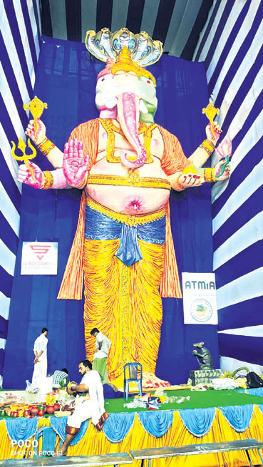 Ganesh immersion: భక్తులను భయపడుతున్న భారీ వినాయకుడు.. నిమజ్జనం చేయాలని నోటీసులు