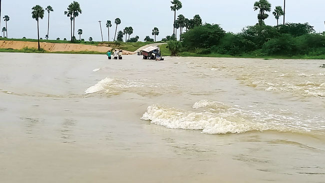 ఉధృతంగా ప్రవహిస్తున్న దుందుభీ నది