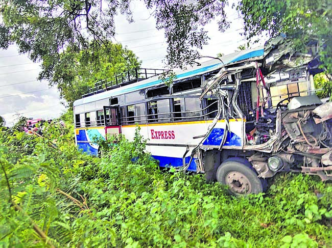 ఆర్టీసీ డ్రైవర్‌ నిర్లక్షం