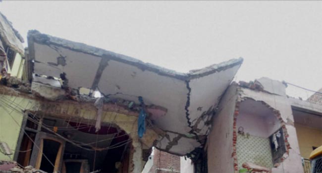 roof collapses: కుప్పకూలిన భవనం...ముగ్గురి మృతి