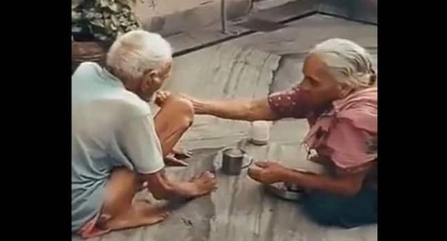 Viral Video: నెటిజన్లను కట్టిపడేస్తున్న 15 సెకన్ల వీడియో.. ఇది కదా భార్యాభర్తల బంధం అంటే..!