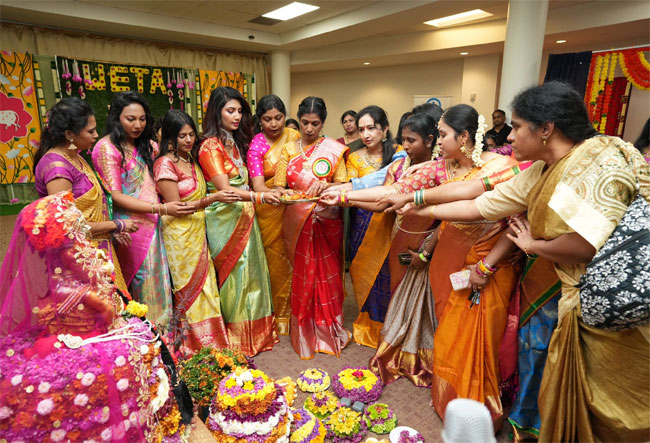 WETA: 'వేటా' ఆధ్వర్యంలో వర్జీనియా, కాలిఫోర్నియాలో ఘనంగా బతుకమ్మ సంబరాలు