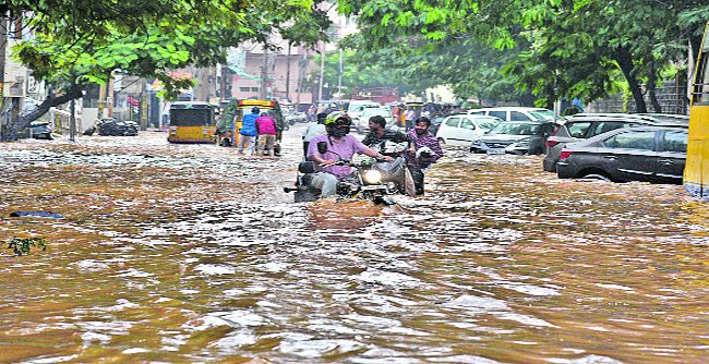 heavy rain: హైదరాబాద్⁬లో పలు ప్రాంతాల్లో భారీ వర్షం