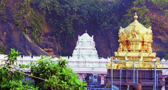 Vijayawada temple: అంతరాలయ దర్శనం ఇవ్వను... ఏమి చేసుకుంటారో చేసుకోండన్న దుర్గగుడి ఈవో
