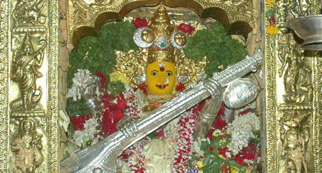 sharannavaratri celebrations: సరస్వతి దేవి అలంకారంలో దుర్గమ్మ... ఇంద్రకీలాద్రికి పోటెత్తిన భక్తులు