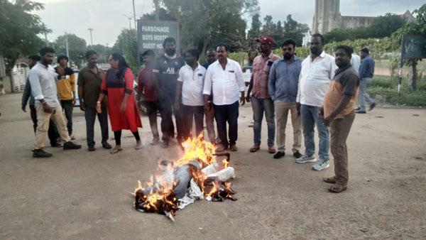 బిషప్‌ సాల్మన్‌ రాజ్‌ దిష్టిబొమ్మ దహనం