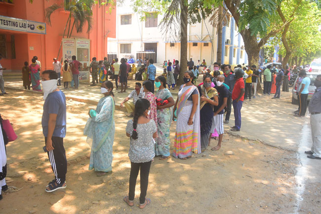 ముందే బంద్‌..  ఖమ్మం జిల్లా ఆసుపత్రిలో కరోనా వ్యాక్సిన్‌ కొరత